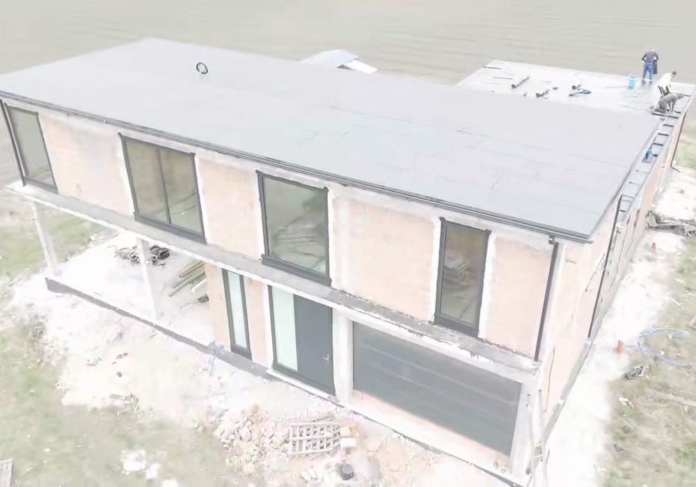 Nowoczesny dach płaski budynku, realizacja Bil-Fach